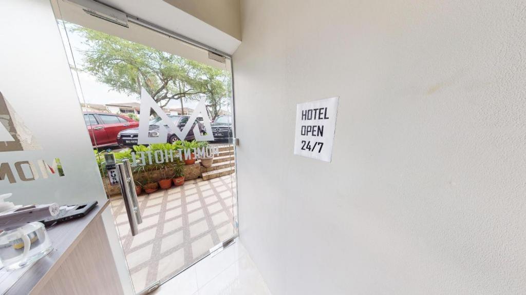 Moment Hotel
