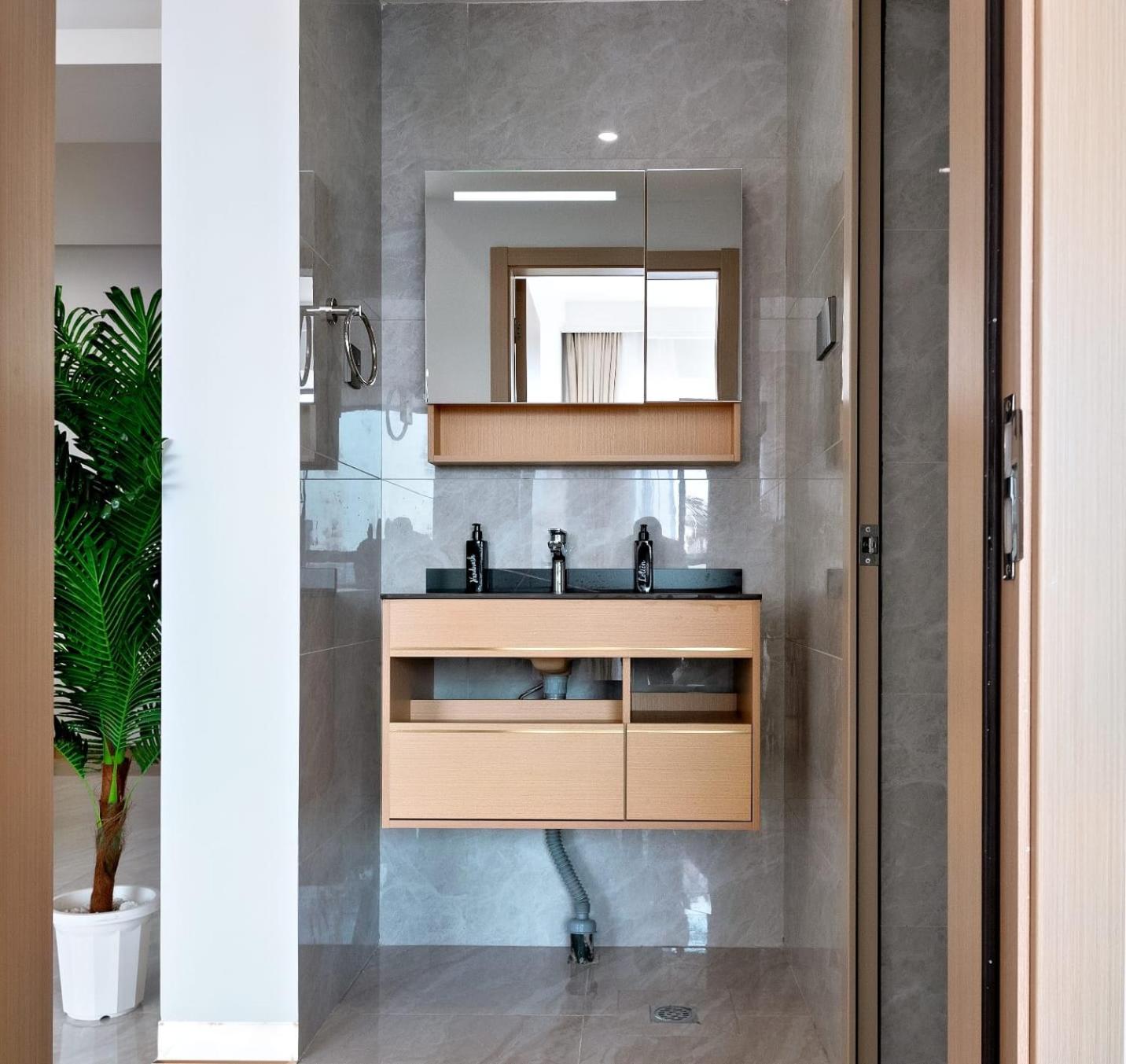 Spacious 1 bedroom apartment, fully furnished and serviced