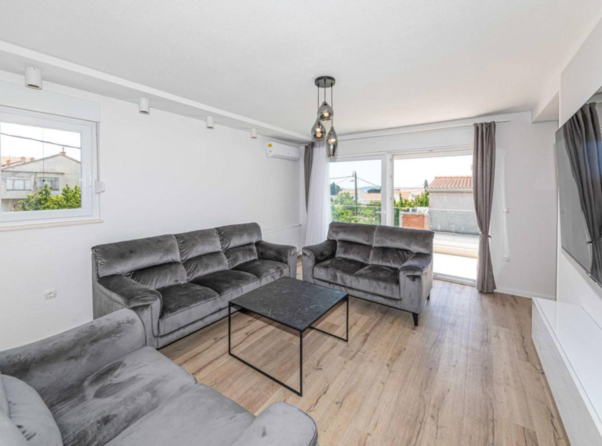 Expansive Retreat with Private Pool & BBQ, Near the Beach view 4