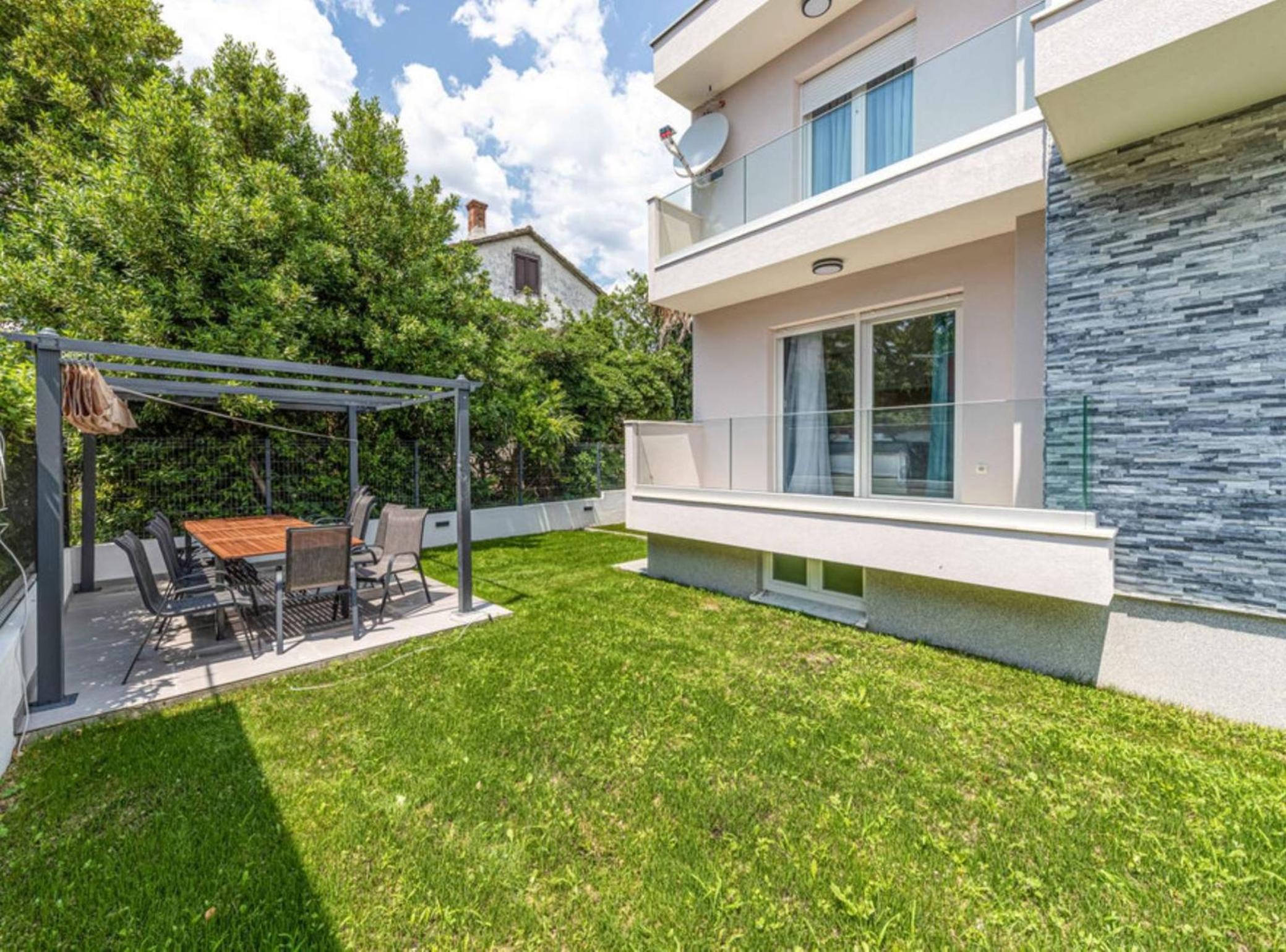 Expansive Retreat with Private Pool & BBQ, Near the Beach view 3