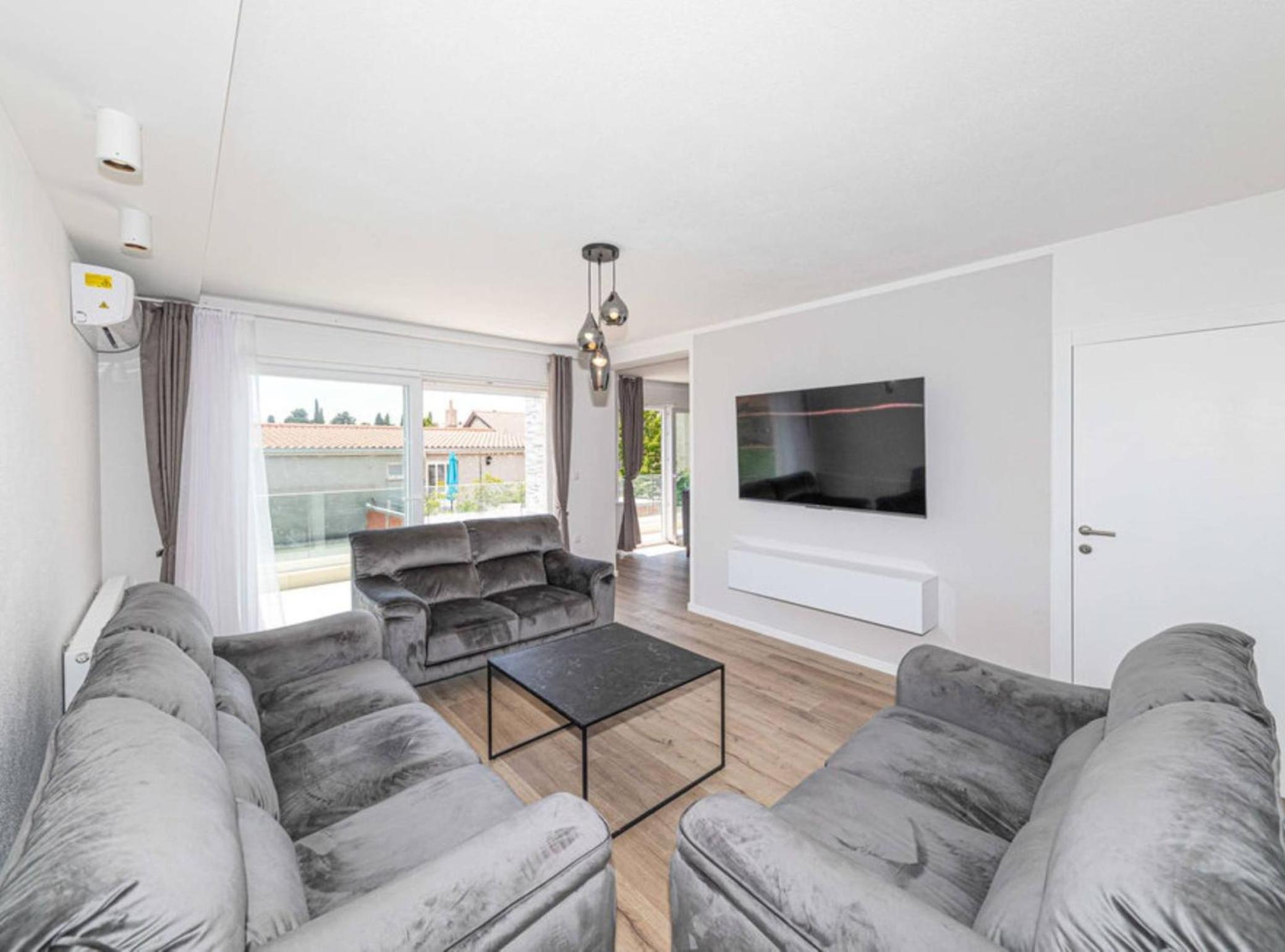 Expansive Retreat with Private Pool & BBQ, Near the Beach view 5