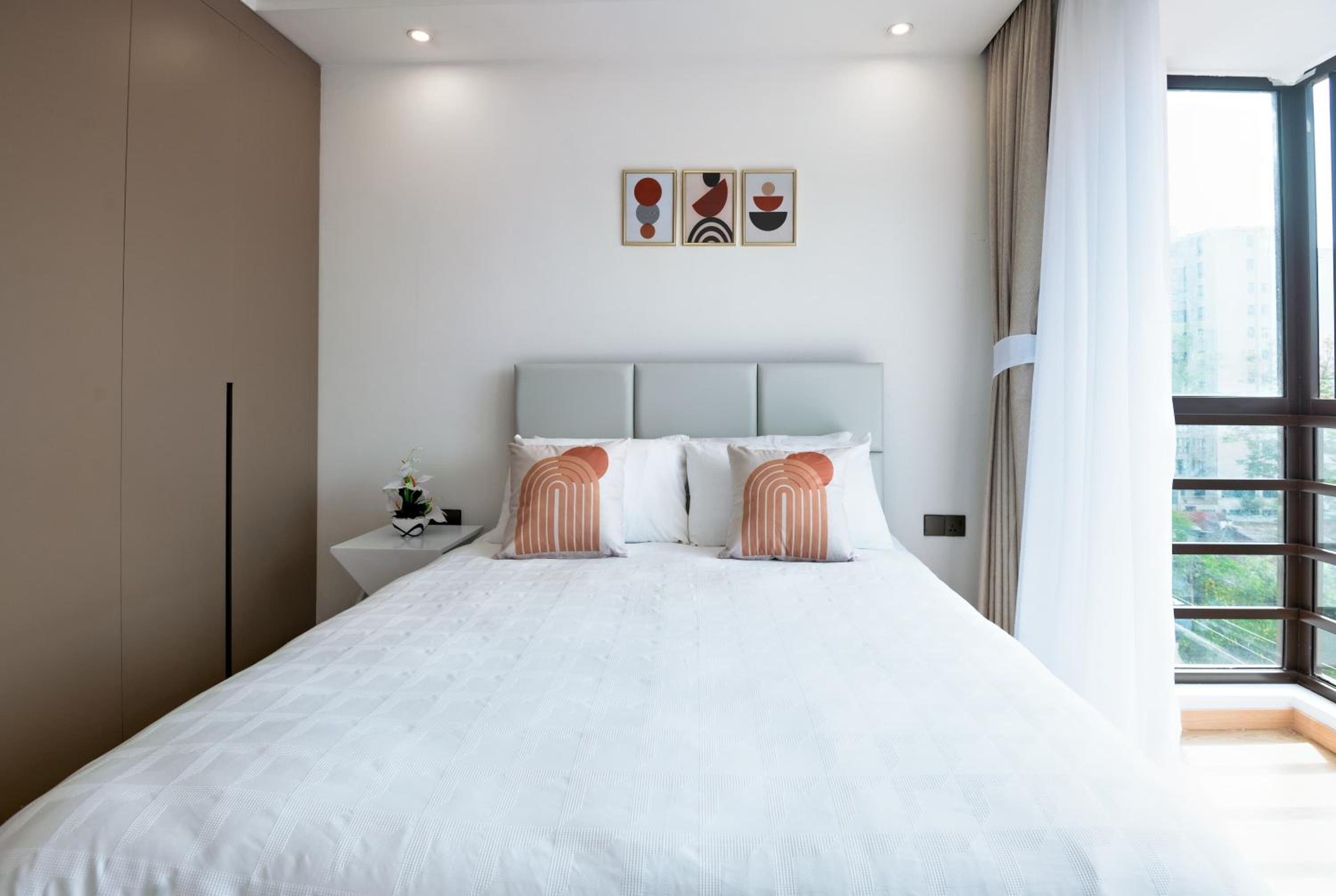 Spacious 1 bedroom apartment, fully furnished and serviced