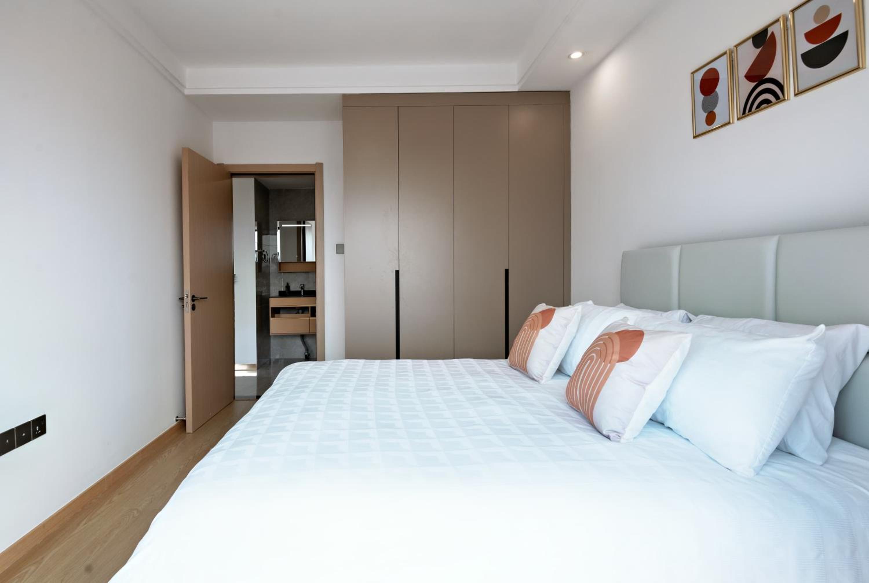 Spacious 1 bedroom apartment, fully furnished and serviced