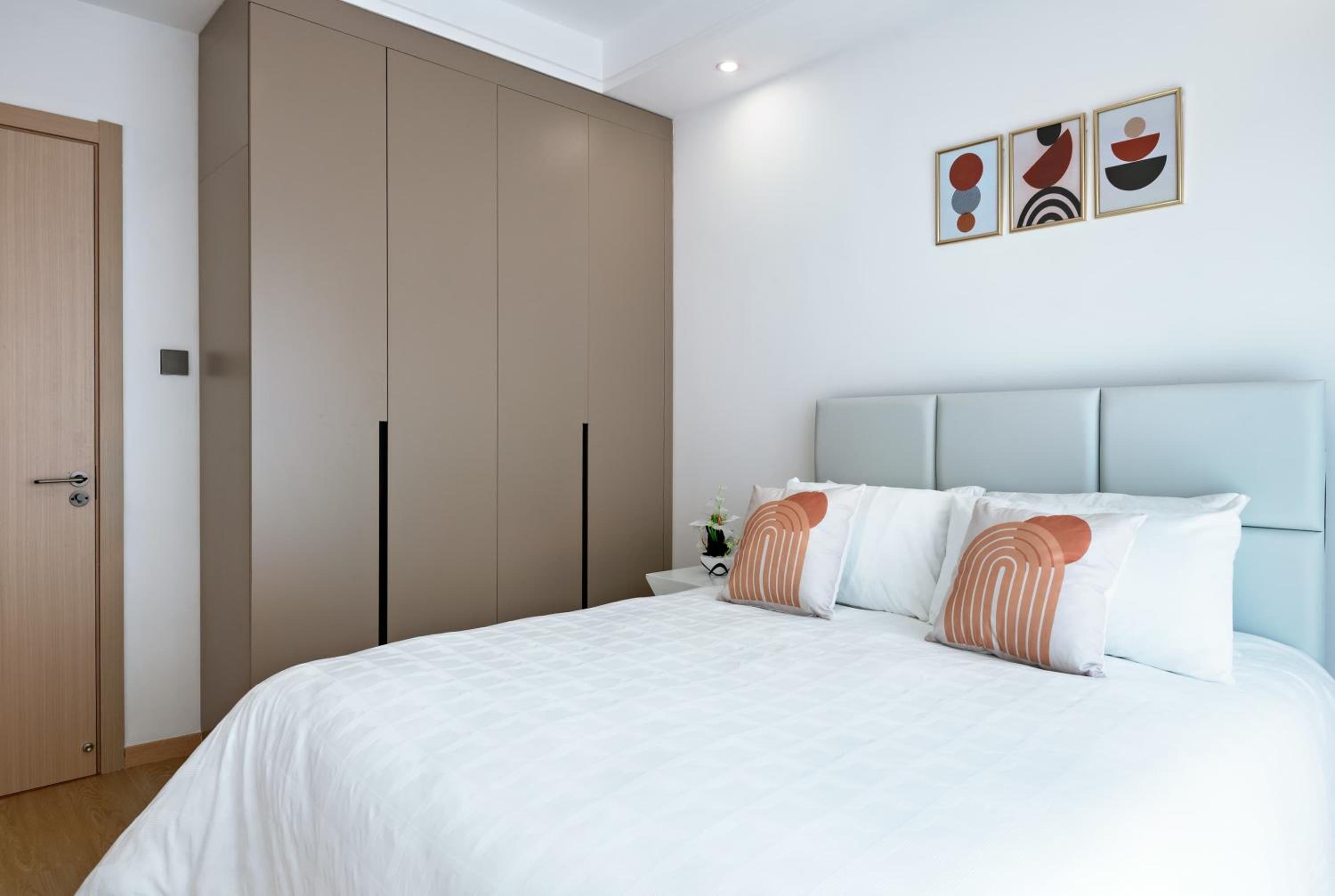 Spacious 1 bedroom apartment, fully furnished and serviced