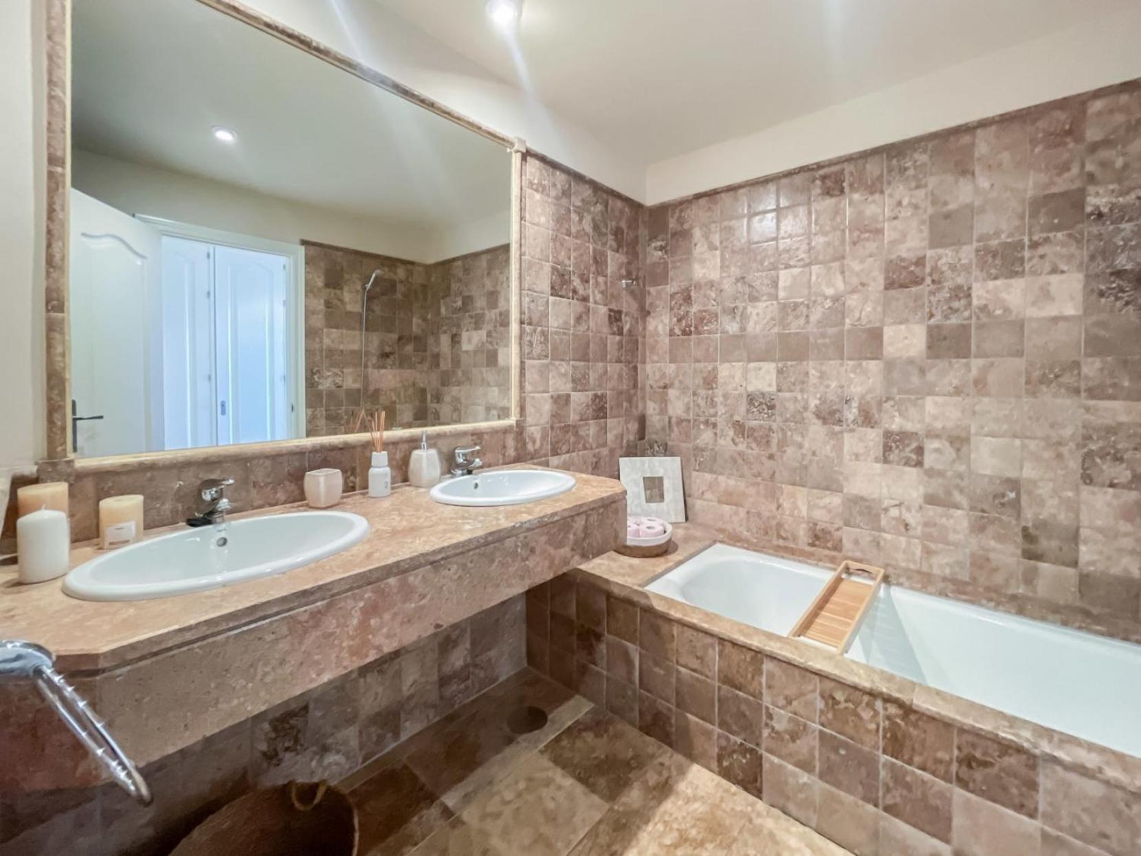 Luxury Ground Floor Apartment with Spa Facilities