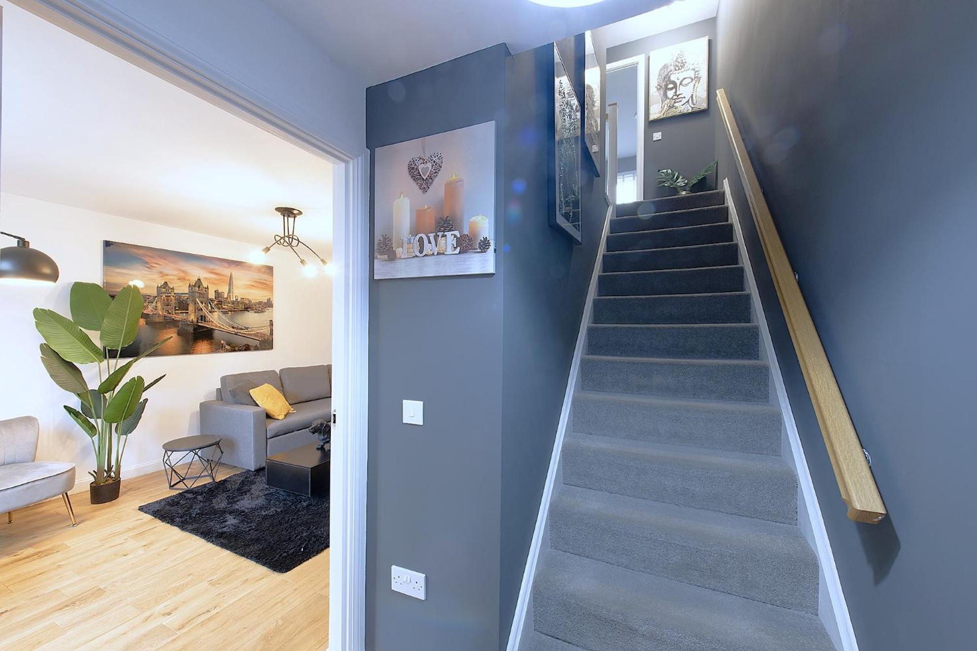 Modern 4 Bedroom House - Free Parking - Edinburgh City Centre view 3