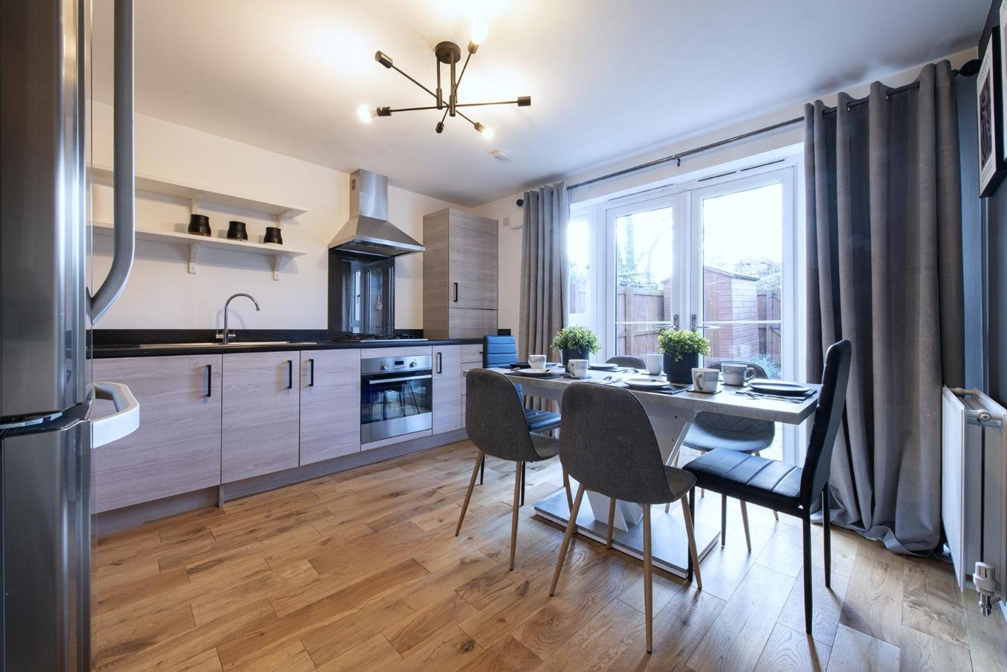 Modern 4 Bedroom House - Free Parking - Edinburgh City Centre view 2