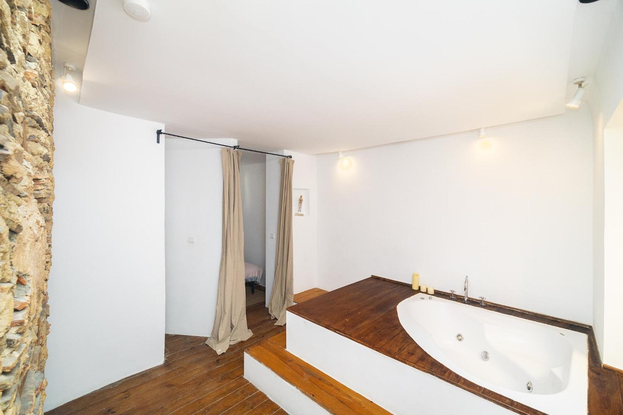 WHome Mid-term Rental Prime Location for D Nomads & R Workers view 3