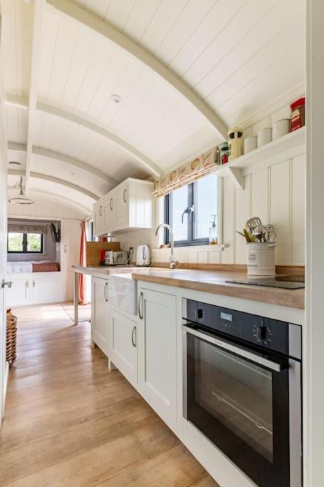 Unique Double Shepherd's Hut Hideaway - Pembrokeshire view 3