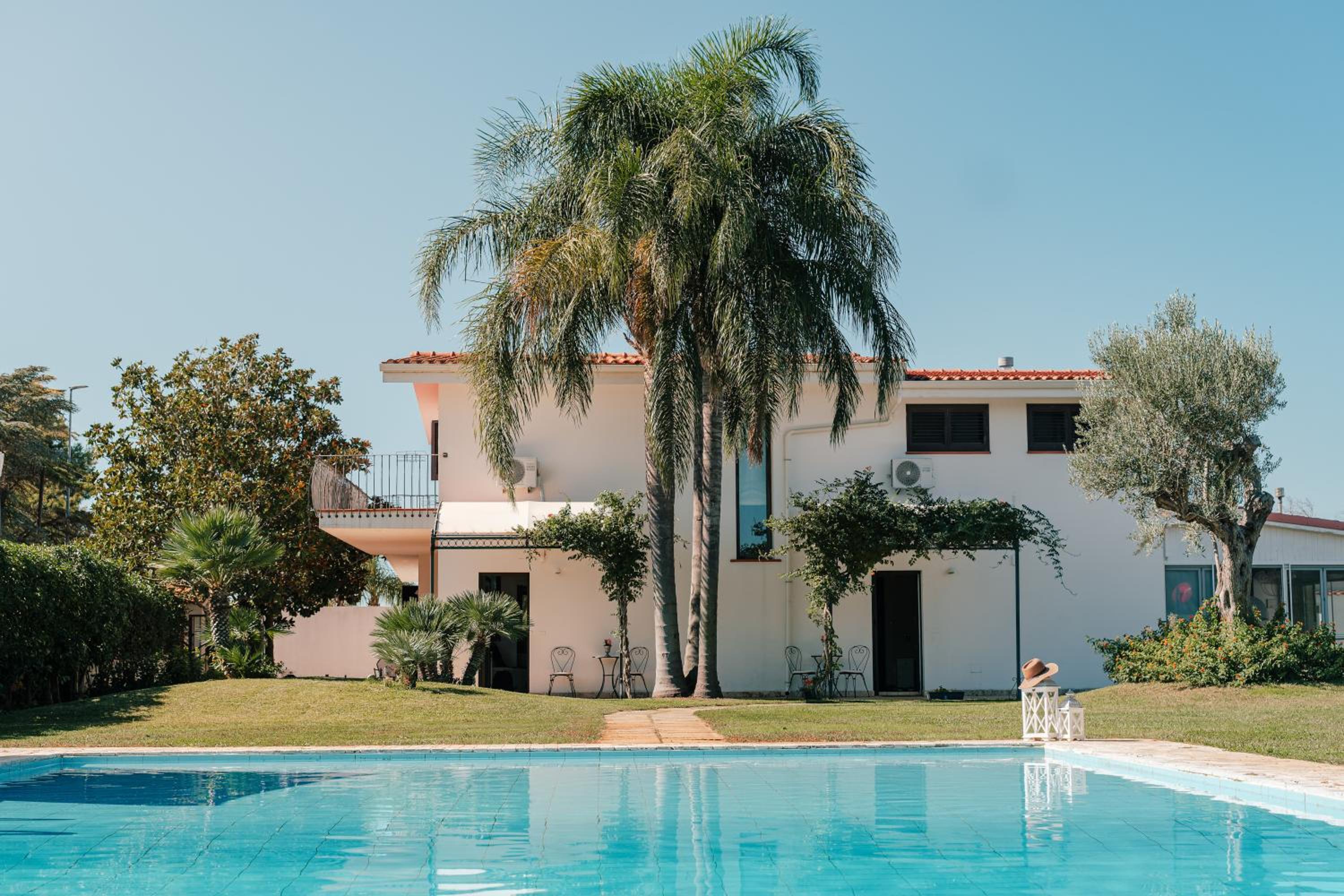 VILLA D'AQUINO 8&2, Emma Villas view 2