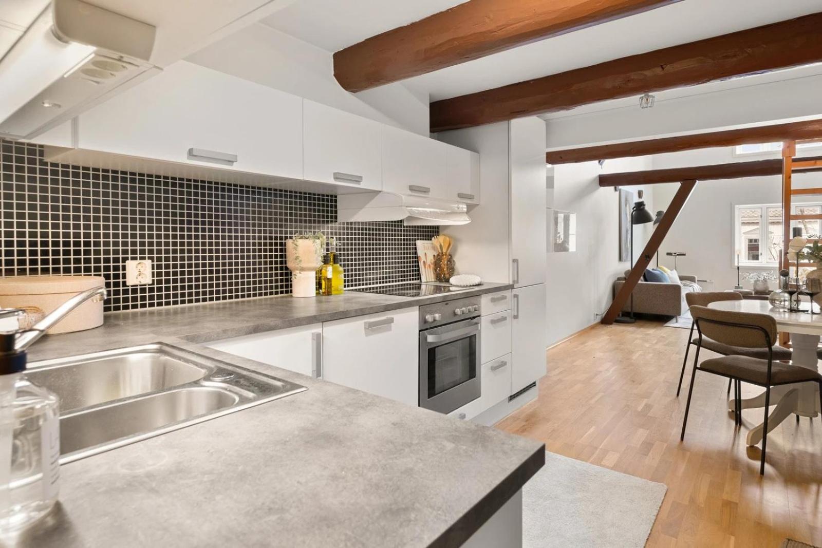 Charming Loft, High Ceiling !Modern & Central, Free private Parking 7 min walking ! view 5