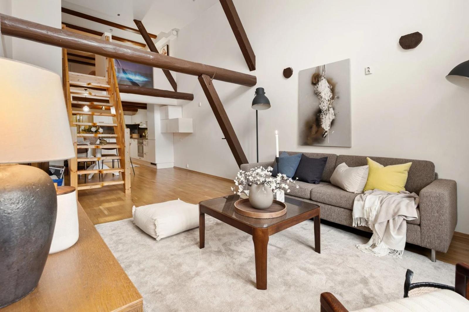 Charming Loft, High Ceiling !Modern & Central, Free private Parking 7 min walking ! view 3