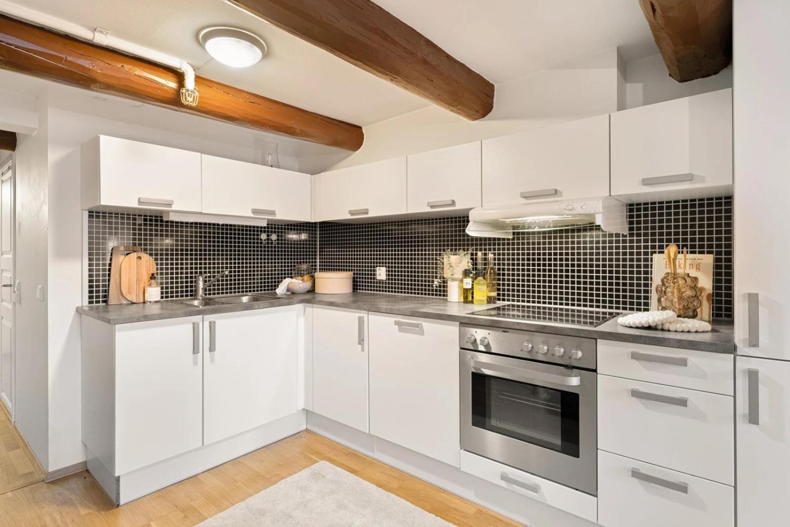 Charming Loft, High Ceiling !Modern & Central, Free private Parking 7 min walking ! view 4