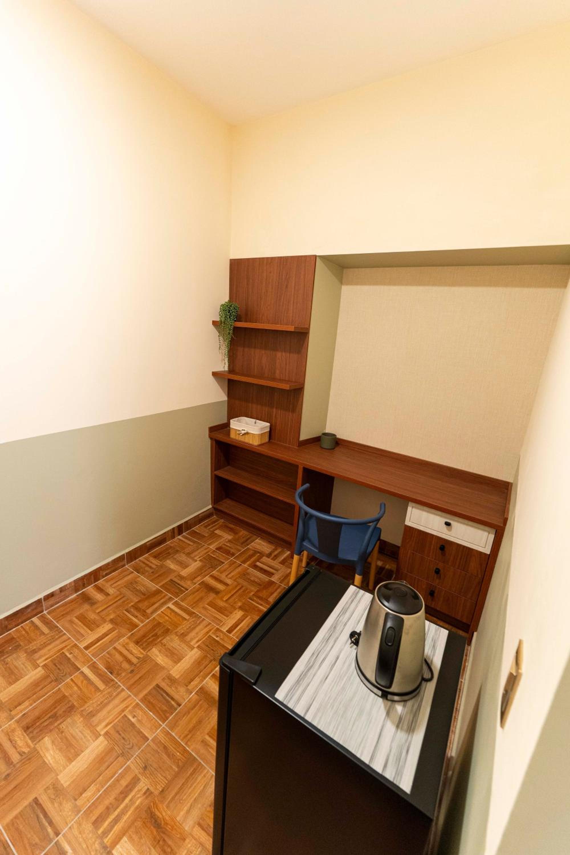 Room with workspace in the heart of the city
