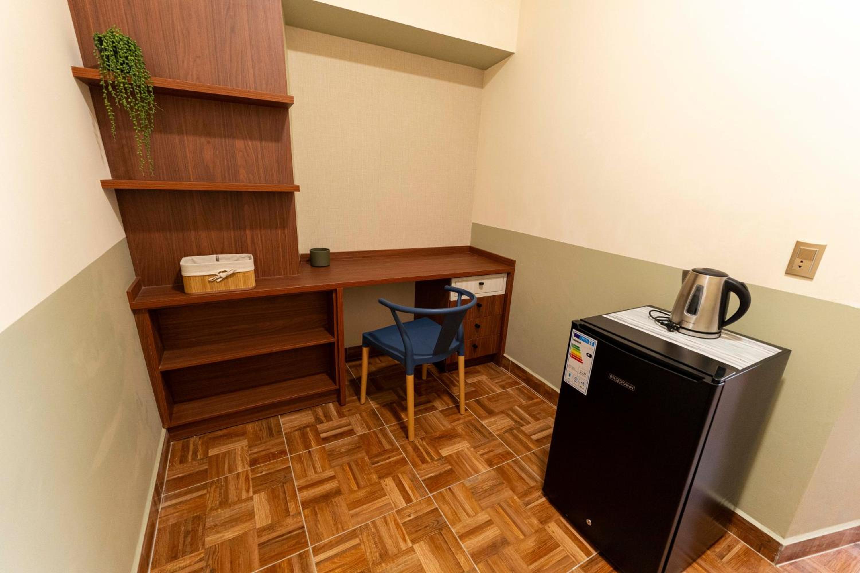 Room with workspace in the heart of the city