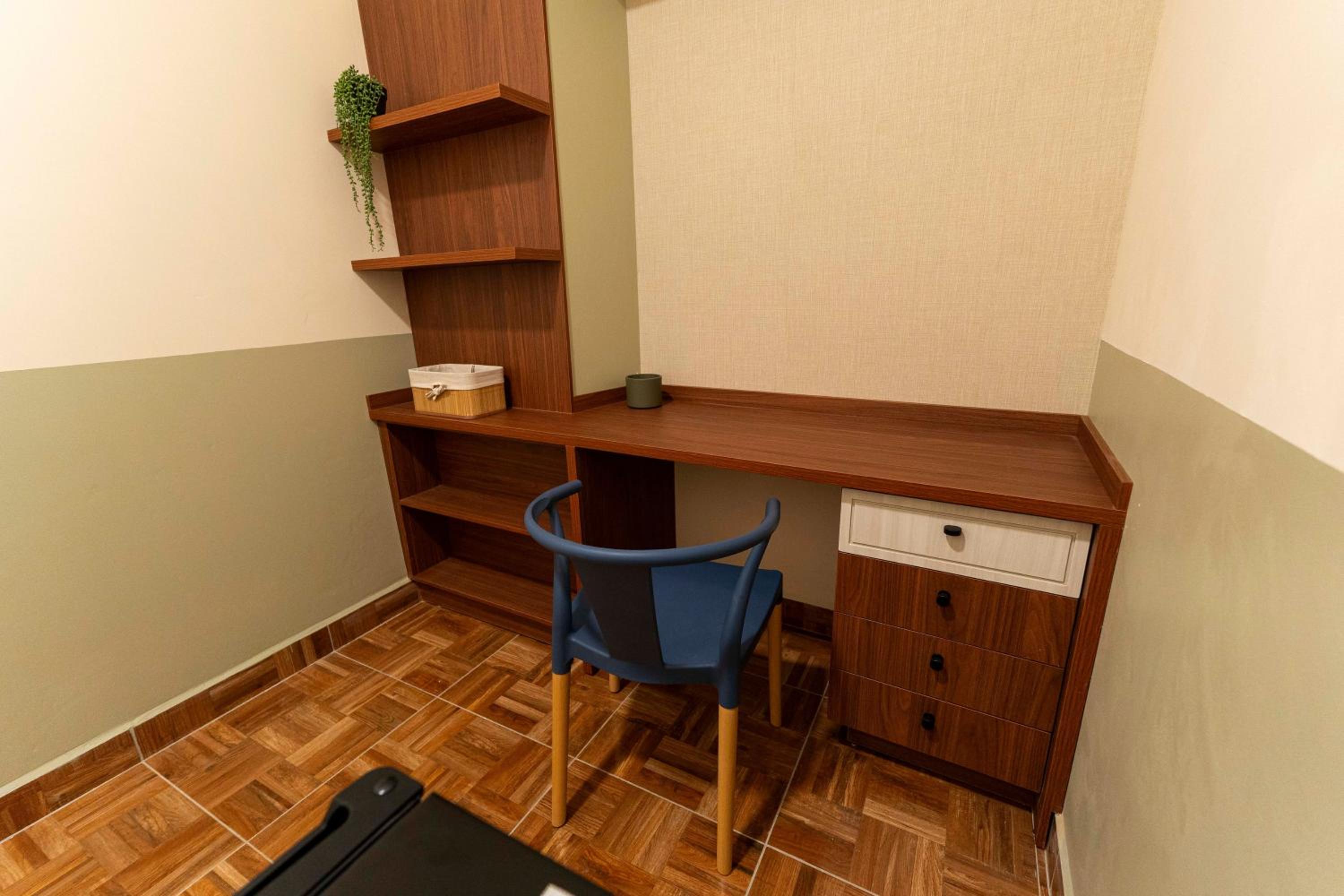 Room with workspace in the heart of the city