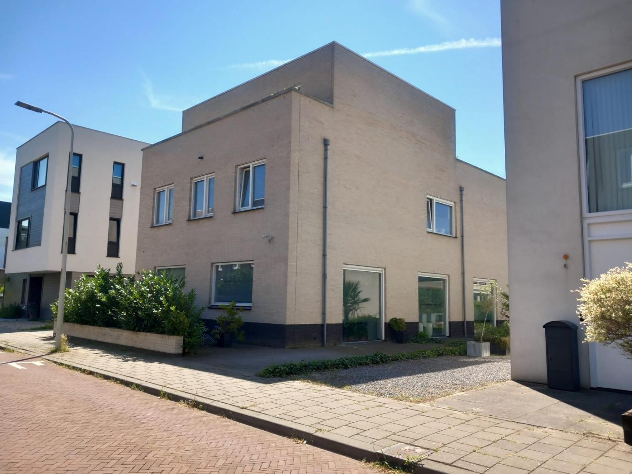 private rooms, free parking, luxury city villa close to the center view 5