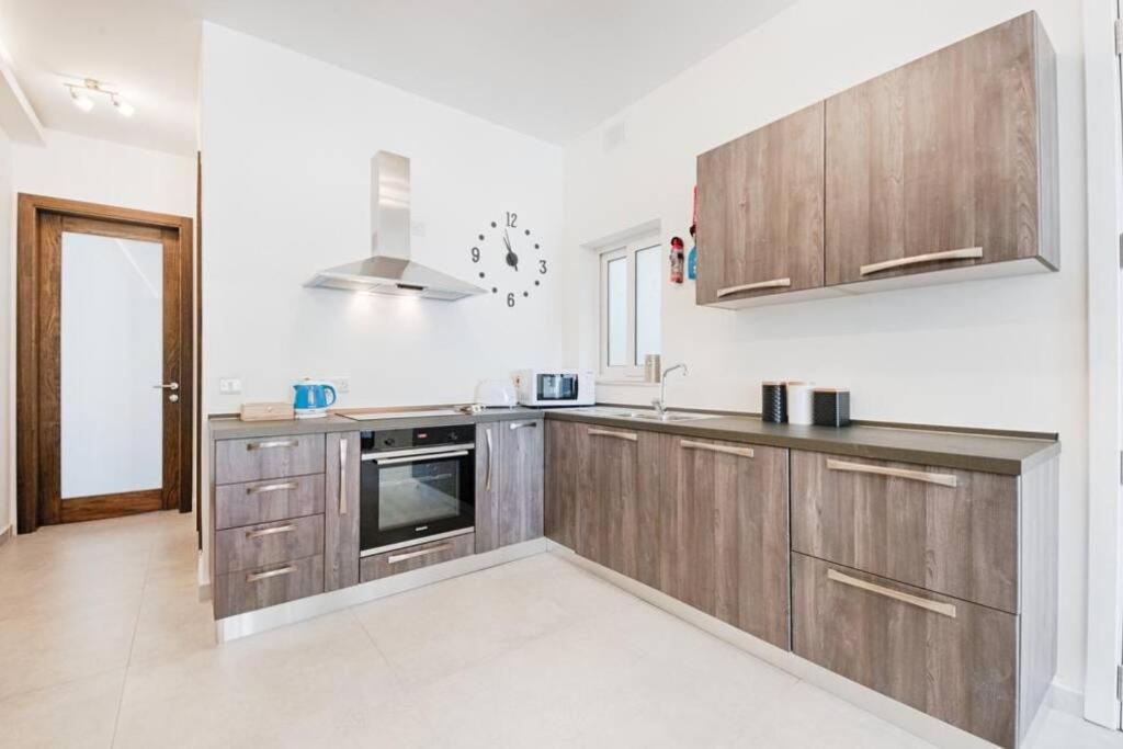 2 Bedroom Apartment with Balcony in St Julians, Paceville By Vaganza photo 3