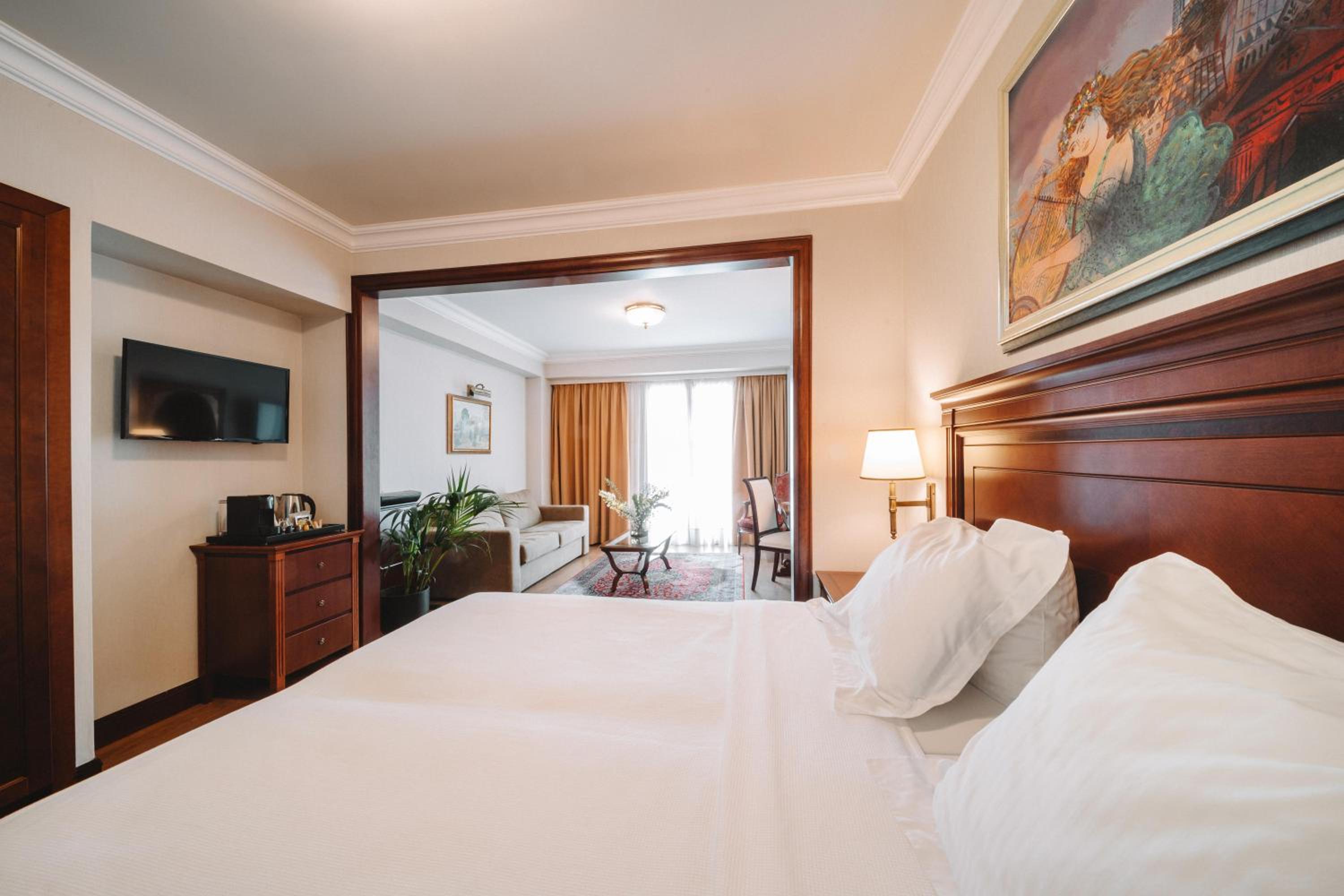 Bed & Sleeping Area