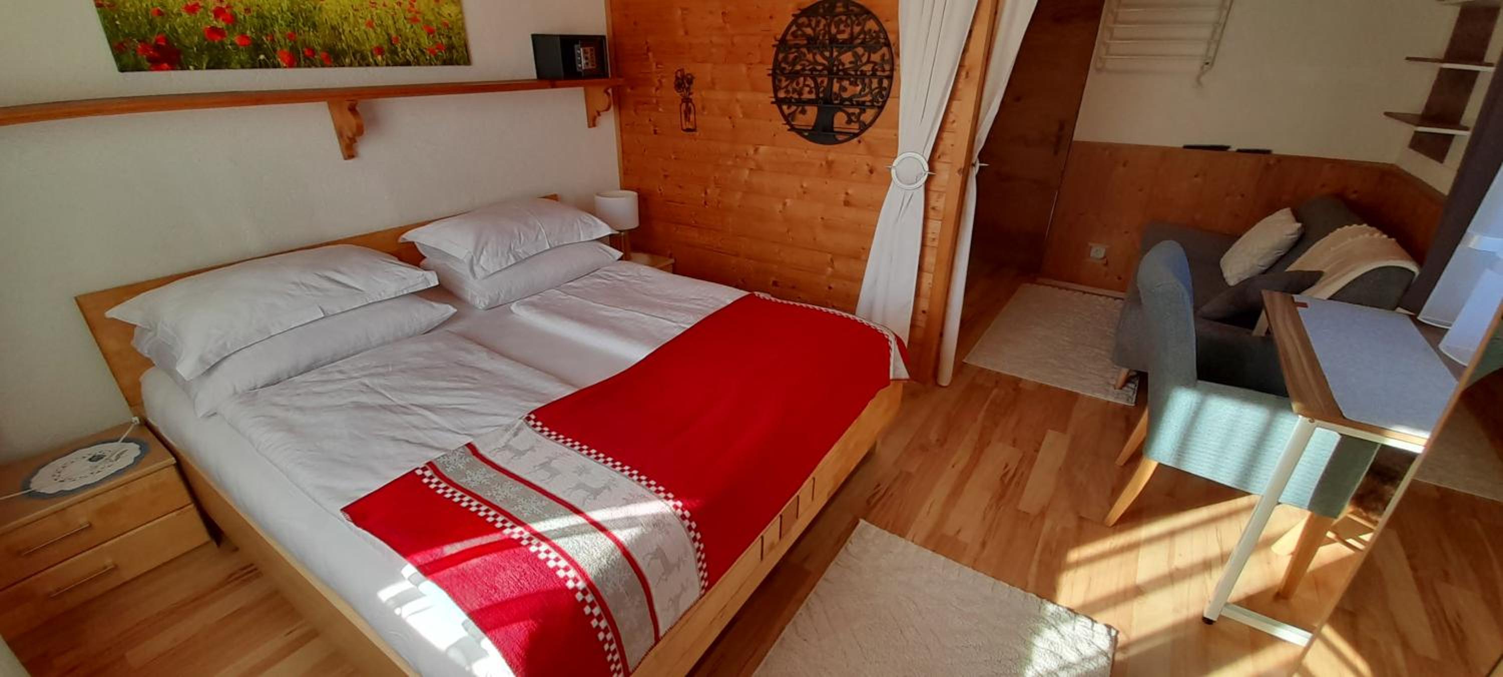 Ferienwohnung am Krausberghof mit Balkon und Parkplatz, Aufenthaltsraum mit Spielmöglichkeiten, Erholung- inmitten der Natur, 6 Fahrminuten zur Alpentherme