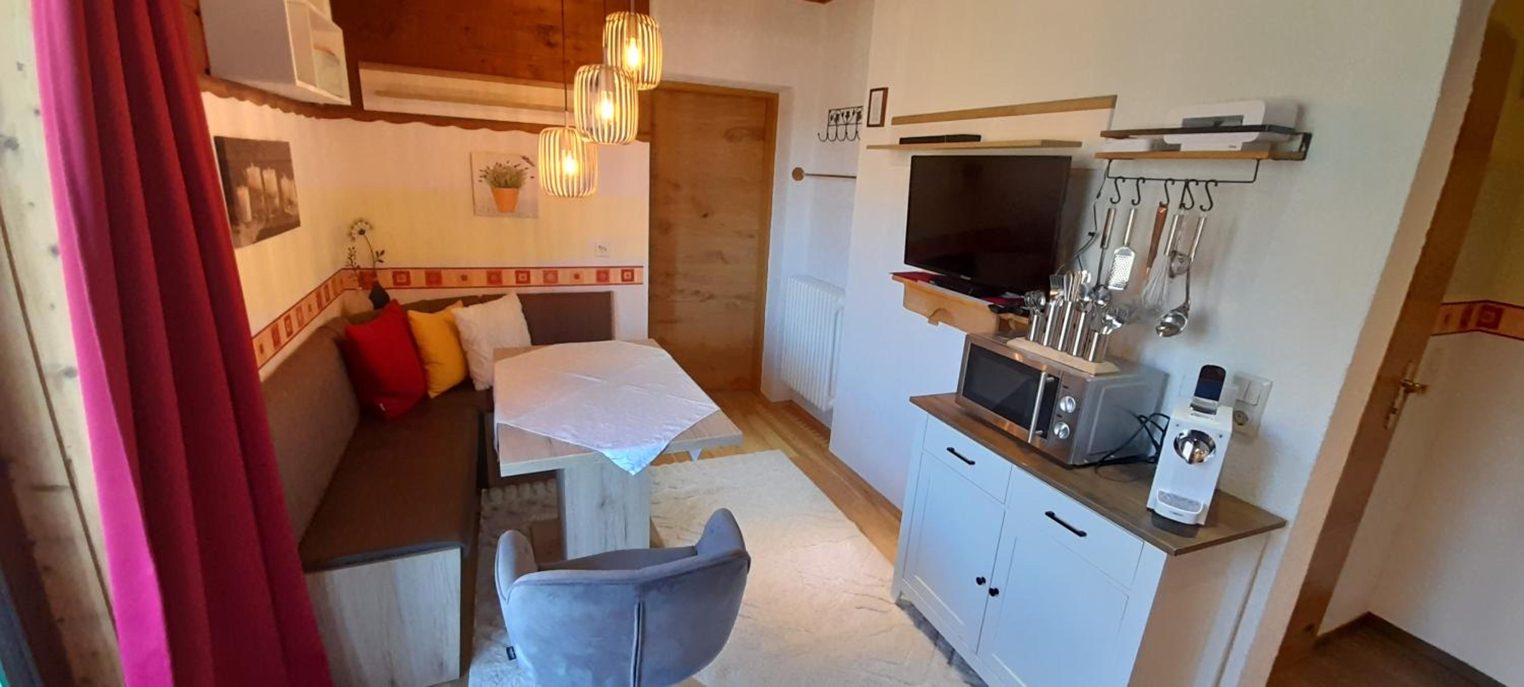 Ferienwohnung am Krausberghof mit Balkon und Parkplatz, Aufenthaltsraum mit Spielmöglichkeiten, Erholung- inmitten der Natur, 6 Fahrminuten zur Alpentherme