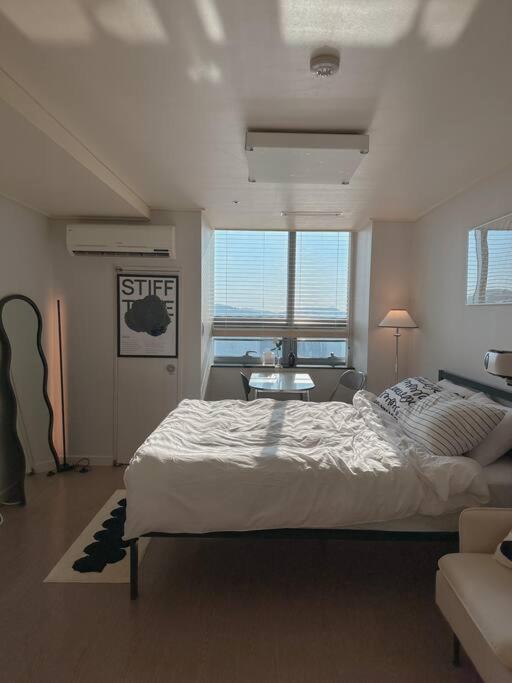 Seoul Vacations - monoroom sillim station 3min, high floor view, gangnam station, hongdae station 20min, airport bus stop 7min, bedding - Property Image 1