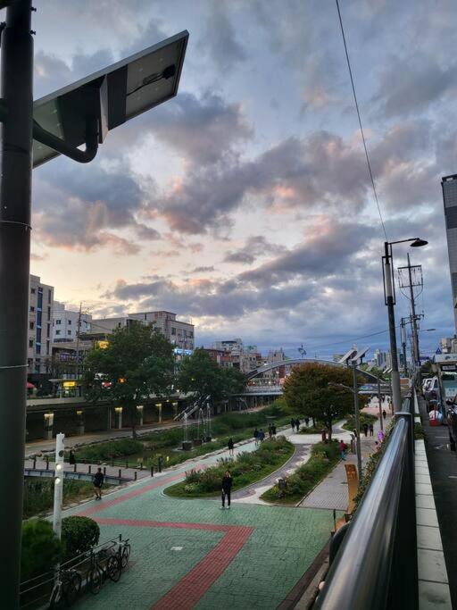 Seoul Vacations - monoroom sillim station 3min, high floor view, gangnam station, hongdae station 20min, airport bus stop 7min, bedding - Property Image 2