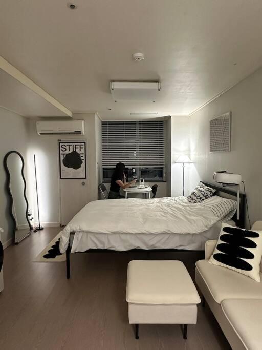 Seoul Vacations - monoroom sillim station 3min, high floor view, gangnam station, hongdae station 20min, airport bus stop 7min, bedding - Property Image 4