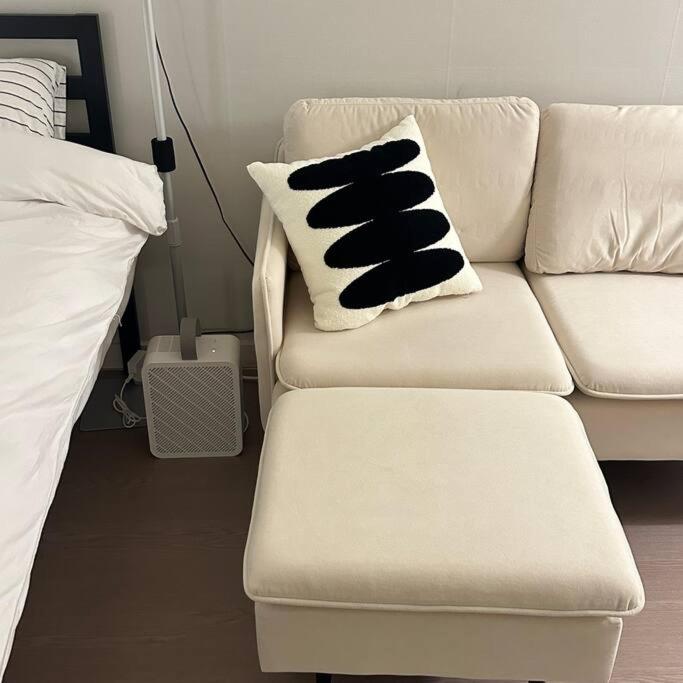 Seoul Vacations - monoroom sillim station 3min, high floor view, gangnam station, hongdae station 20min, airport bus stop 7min, bedding - Property Image 12