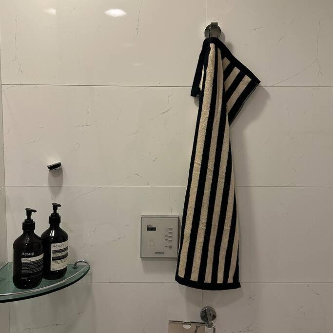 Seoul Vacations - monoroom sillim station 3min, high floor view, gangnam station, hongdae station 20min, airport bus stop 7min, bedding - Property Image 3