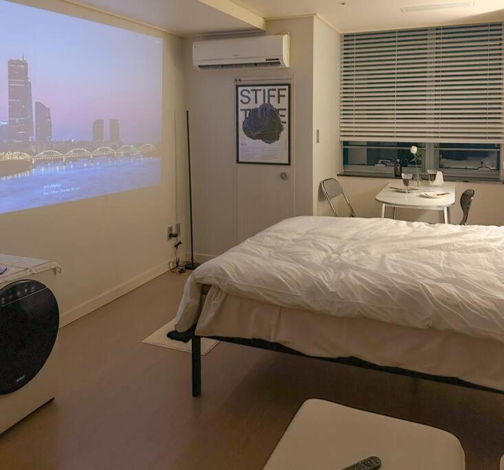 Seoul Vacations - monoroom sillim station 3min, high floor view, gangnam station, hongdae station 20min, airport bus stop 7min, bedding - Property Image 4