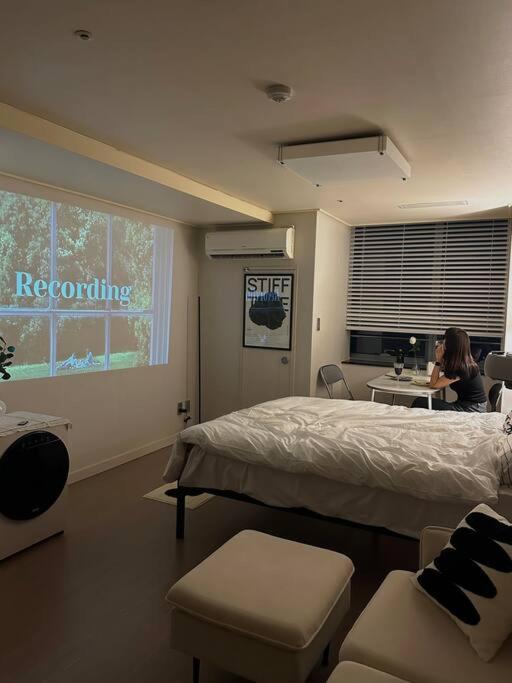 Seoul Vacations - monoroom sillim station 3min, high floor view, gangnam station, hongdae station 20min, airport bus stop 7min, bedding - Property Image 5