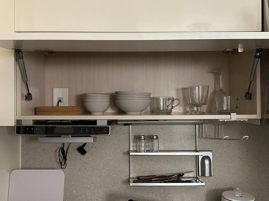Seoul Vacations - monoroom sillim station 3min, high floor view, gangnam station, hongdae station 20min, airport bus stop 7min, bedding - Property Image 7