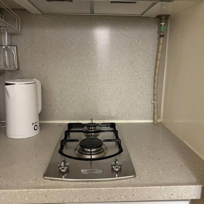 Seoul Vacations - monoroom sillim station 3min, high floor view, gangnam station, hongdae station 20min, airport bus stop 7min, bedding - Property Image 8