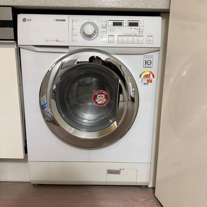 Seoul Vacations - monoroom sillim station 3min, high floor view, gangnam station, hongdae station 20min, airport bus stop 7min, bedding - Property Image 10