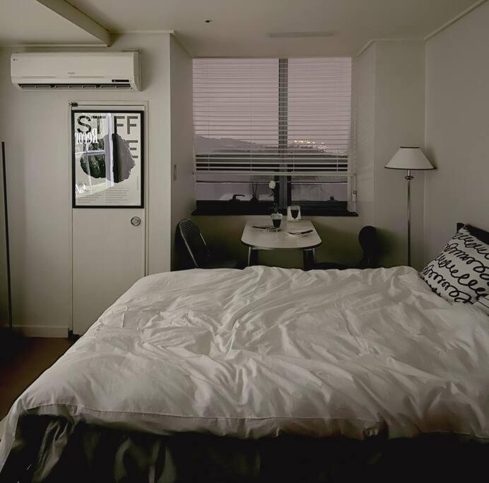 Seoul Vacations - monoroom sillim station 3min, high floor view, gangnam station, hongdae station 20min, airport bus stop 7min, bedding - Property Image 11
