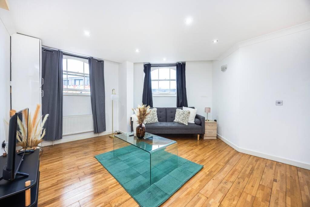 Stylish 2 Bedroom Haven by Liverpool Street