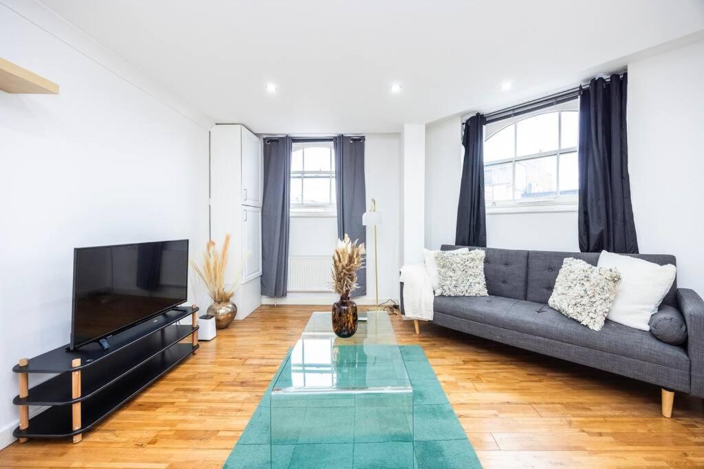 Stylish 2 Bedroom Haven by Liverpool Street