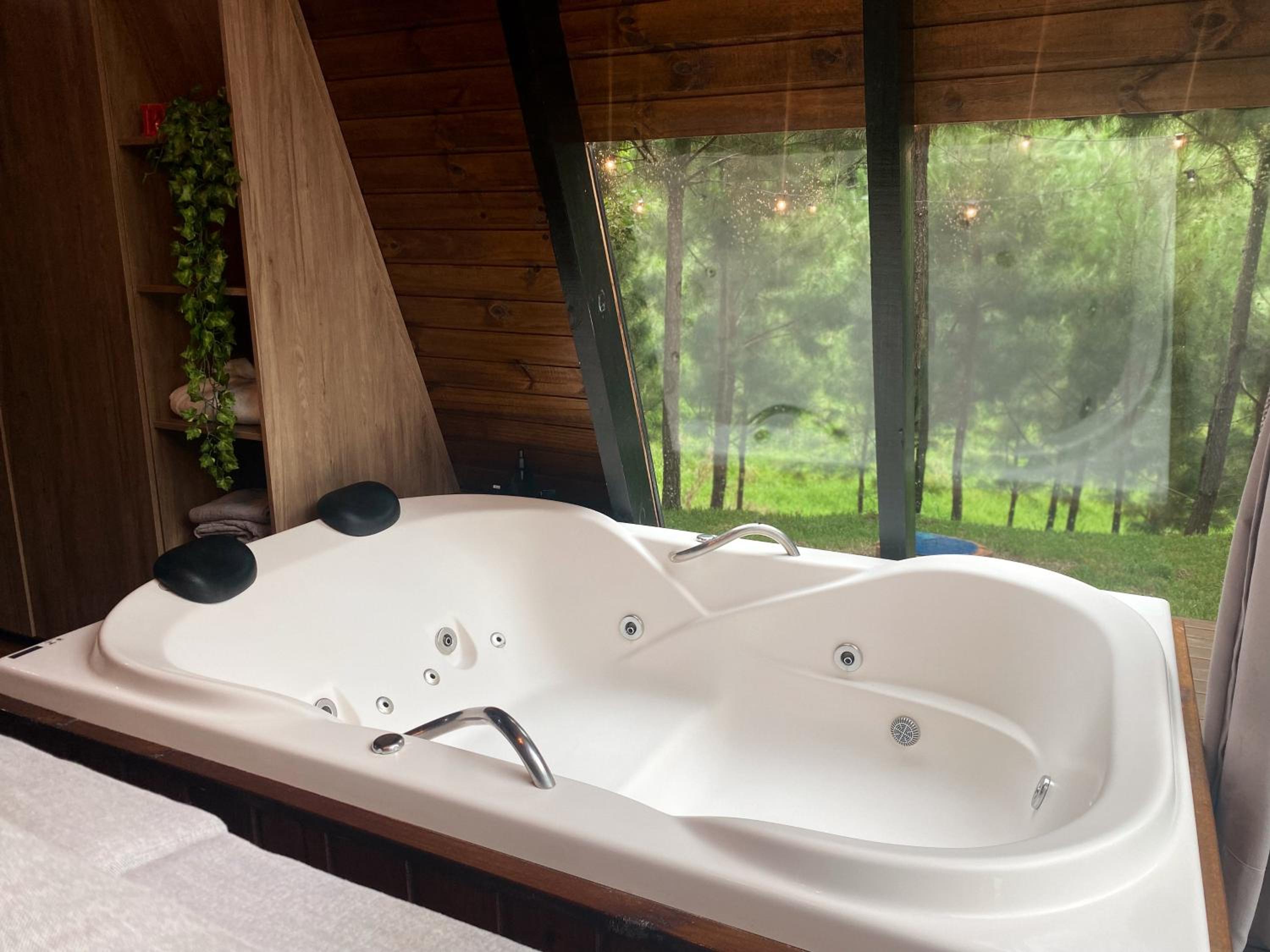 Cabana com hidromassagem na montanha
