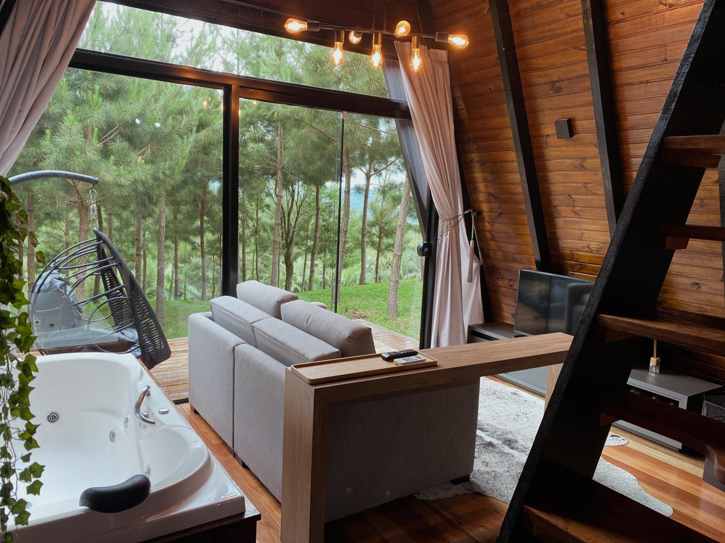 Cabana com hidromassagem na montanha
