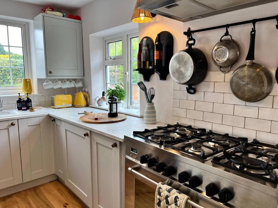 Stunning Cosy Cottage in Hampshire Oakley view 2