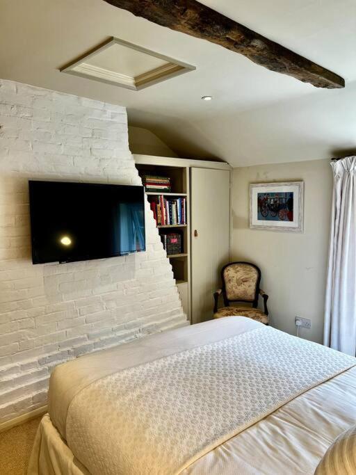 Stunning Cosy Cottage in Hampshire Oakley view 4