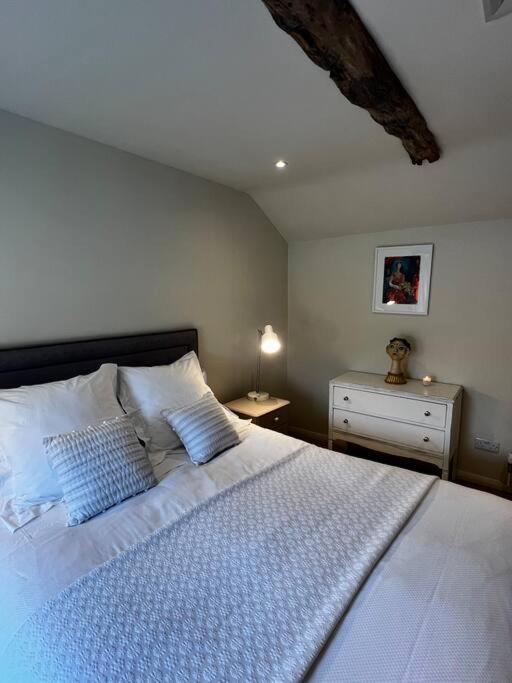 Stunning Cosy Cottage in Hampshire Oakley view 5