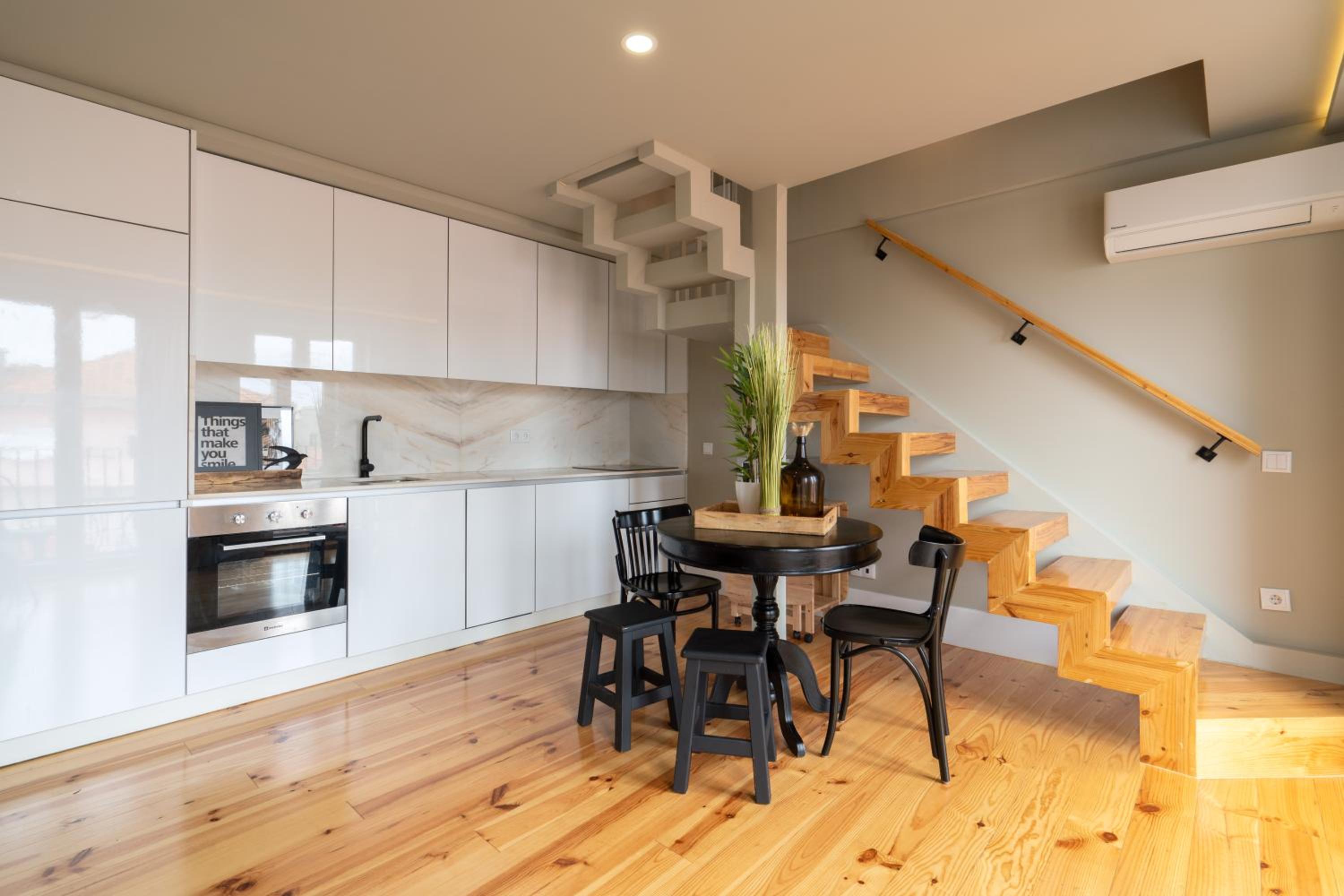 Host Wise - Modern Design Duplex w Balcony view 4