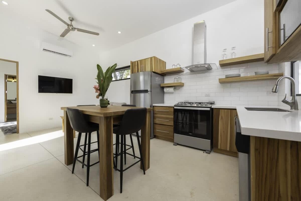 Villa Serenity 2 Bedroom 1 min walk to the beach