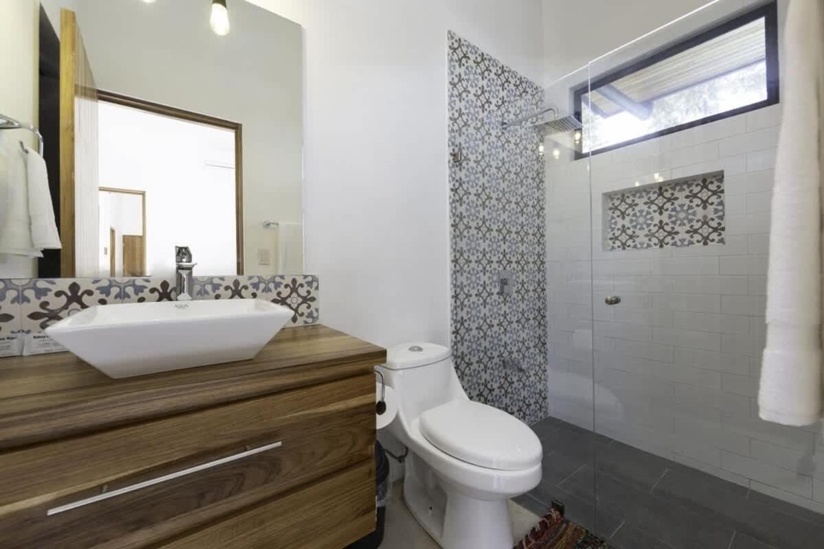 Villa Serenity 2 Bedroom 1 min walk to the beach