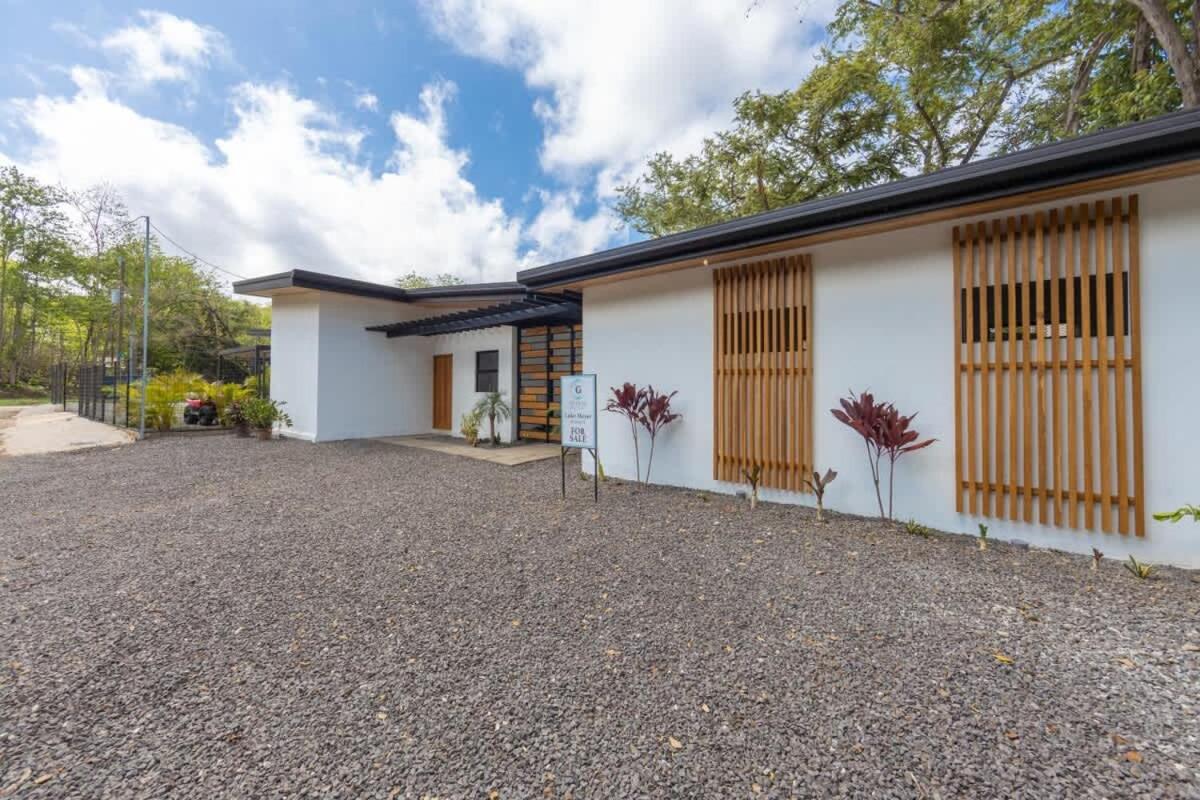 Villa Serenity 2 Bedroom 1 min walk to the beach