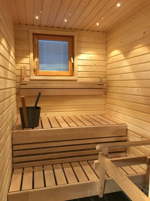 Peaceful house with own SAUNA, FREE PARKING