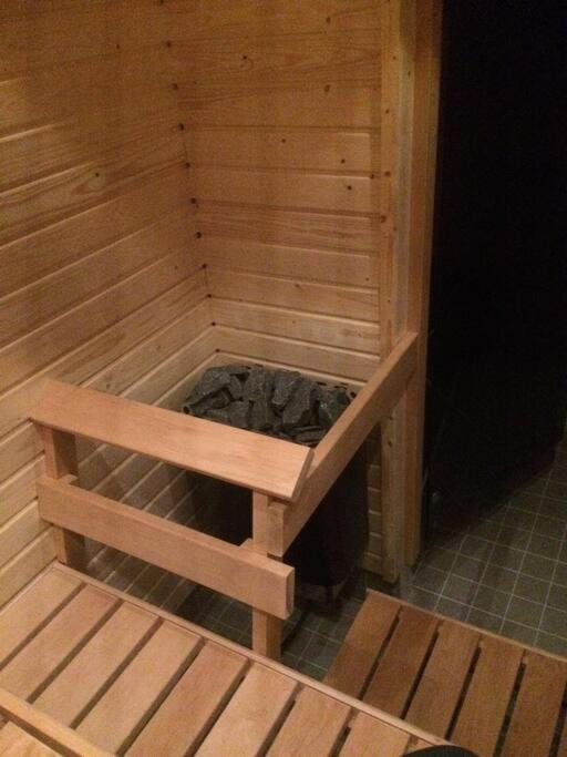 Peaceful house with own SAUNA, FREE PARKING