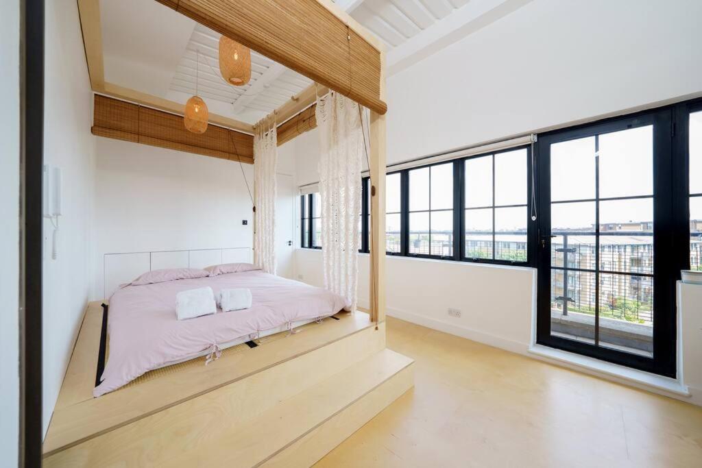 Large Penthouse in unique former Warehouse furnished with premium fittings for a luxurious stay